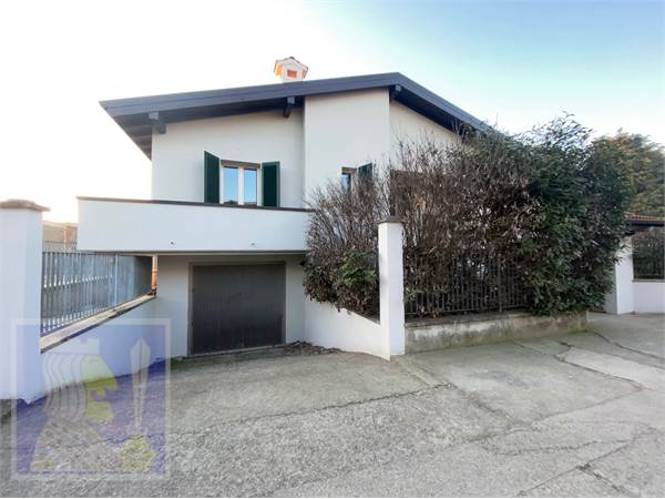 VENDESI PORZIONE DI VILLA BIFAMIGLIARE