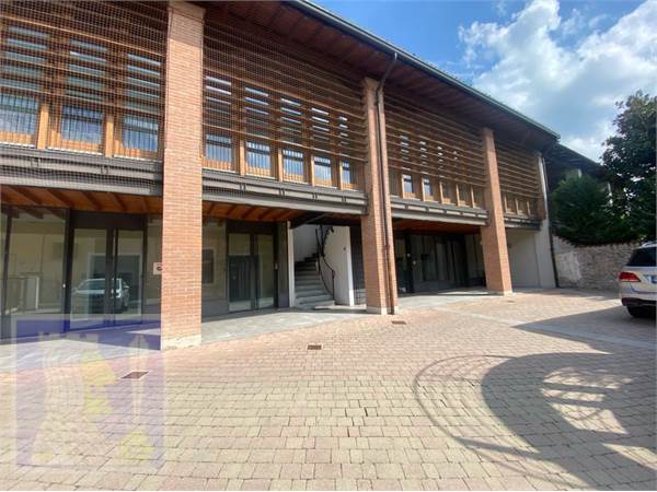 Castegnato ufficio di 138 mq con posto auto